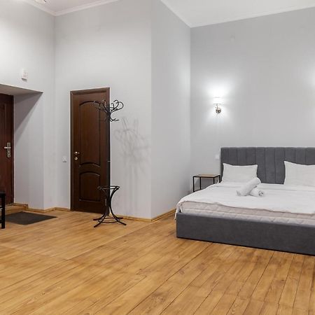Apartment On Stavropihiiska Street 3 リヴィウ エクステリア 写真