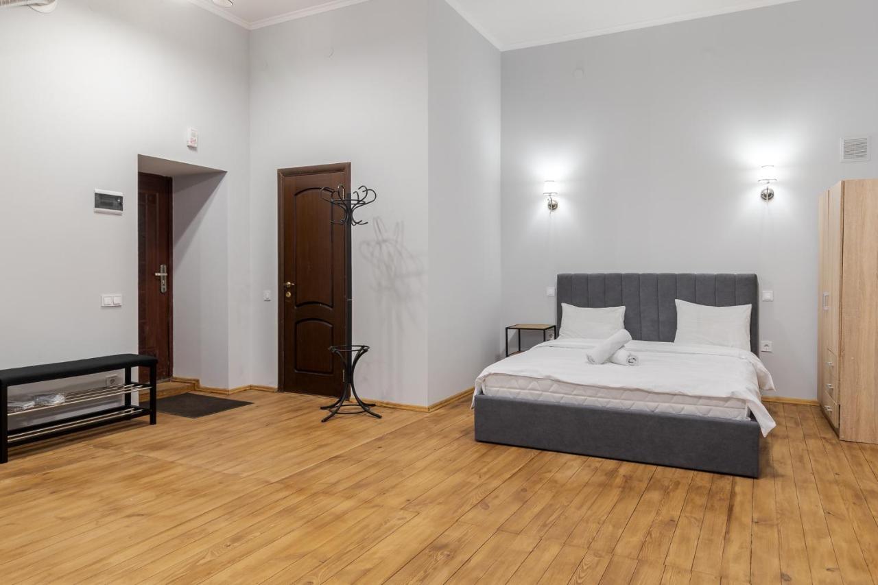 Apartment On Stavropihiiska Street 3 リヴィウ エクステリア 写真