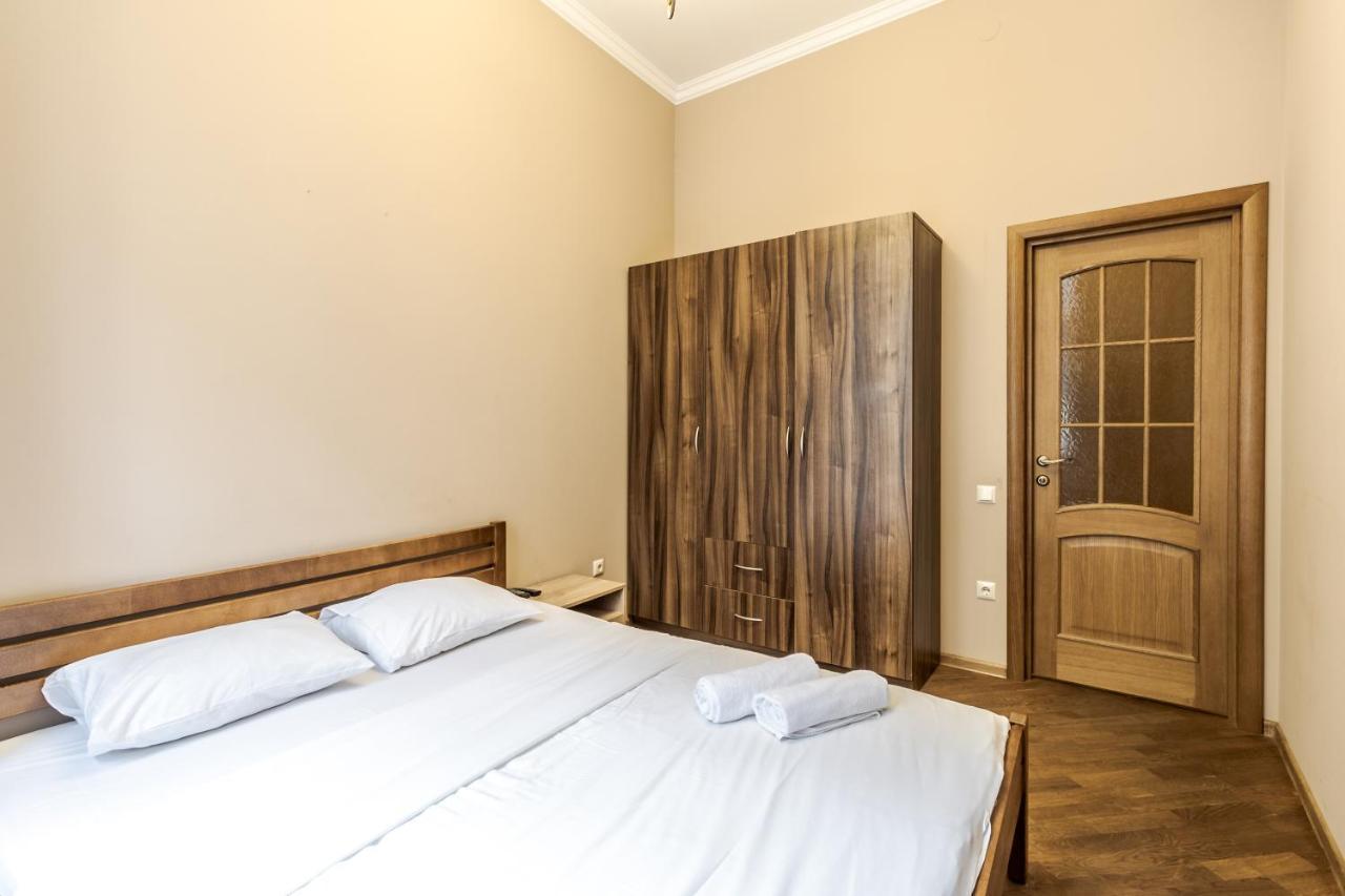 Apartment On Stavropihiiska Street 3 リヴィウ エクステリア 写真